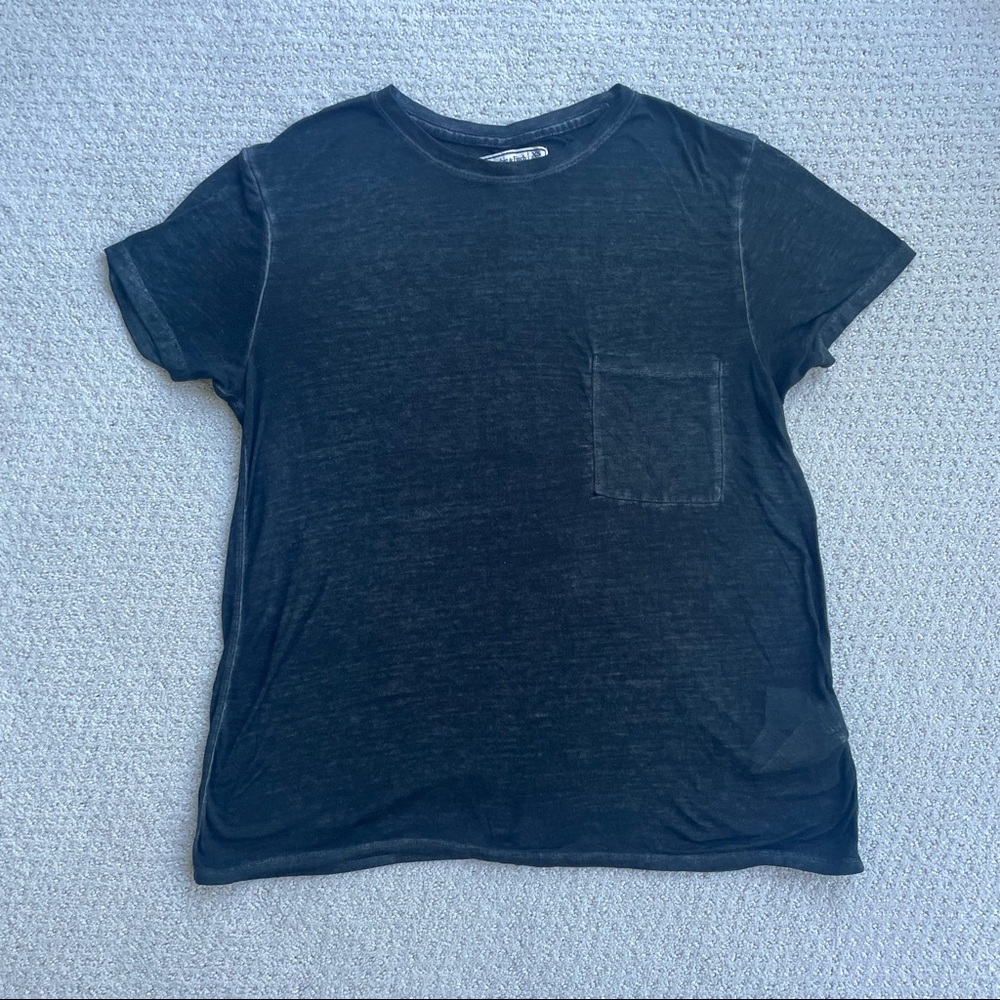 🏷🚨ALL ITEMS $6 or less BUY 2 get 1 FREE! 🚨🏷 
Abercrombie & Fitch Pocket Tee
